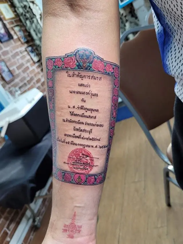 Jadi Kado Spesial, Pria Ini Nekat Buat Tato Akta Nikah Demi Istri