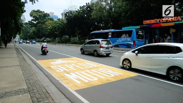 Pasca dicabutnya larangan pengendara motor di jl. MH Thamrin, Pemprov DKI Jakarta membuat marka jalan khusus sepeda motor. Namun, masih banyak yang melanggar.