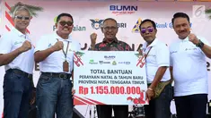 Empat direksi BUMN memberi bantuan kepada Asisten III Sekda Sumba Timur Ishak Raga Koda saat Natal bersama dan bantuan CSR Sinergi BUMN di Kota Waingapu, Sumba Timur, Sabtu (15/12). BUMN bersinergi meningkatkan kehidupan sosial. (Liputan6.com/JohanTallo)