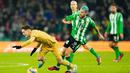 Pemain Barcelona Gavi (kiri) berebut bola dengan pemain Real Betis Aitor Ruibal pada pertandingan sepak bola Liga Spanyol di Stadion Benito Villamarin, Seville, Spanyol, 1 Februari 2023. Barcelona genap mengoleksi 50 poin dan unggul 8 poin dari Real Madrid usai menang 2-1 atas Real Betis pada lanjutan Liga Spanyol. (AP Photo/Jose Breton)