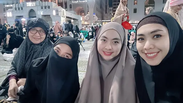 8 Potret Oki Setiana Dewi, Shindy Putri dan Ria Ricis Jalani Umroh Bareng, Selalu Kompak