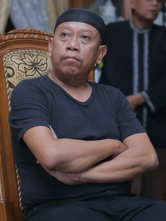 "Jadi waktu mau pergi, keburu maghrib. Bu Haji salat maghrib dulu. Tapi ditunggu anaknya tidak keluar kamar juga. Pas disamperin ke kamar Jovan manggil-manggil," ujar Ari, salah satu pekerja di rumah Tukul Arwana.(Andi Masela/Bintang.com)