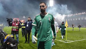 Kegagalan ini memperpanjang catatan kelam Timnas Italia gagal tampil di tiga edisi Piala Dunia secara beruntun. Tampak dalam foto, penjaga gawang Timnas Italia, Gianluigi Donnarumma, berjalan keluar lapangan usai pertandingan final play-off kualifikasi Piala Dunia 2026 melawan Bosnia dan Herzegovina di Stadion Bilino Polje, Zenica, Selasa 31 Maret 2026 waktu setempat atau Rabu 1 April 2026 dini hari WIB. (Fabio Ferrari/LaPresse via AP)