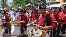 Masyarakat datang secara berombongan dari beberapa pura yang ada di Banten (Liputan6.com/Andrian M Tunay). 