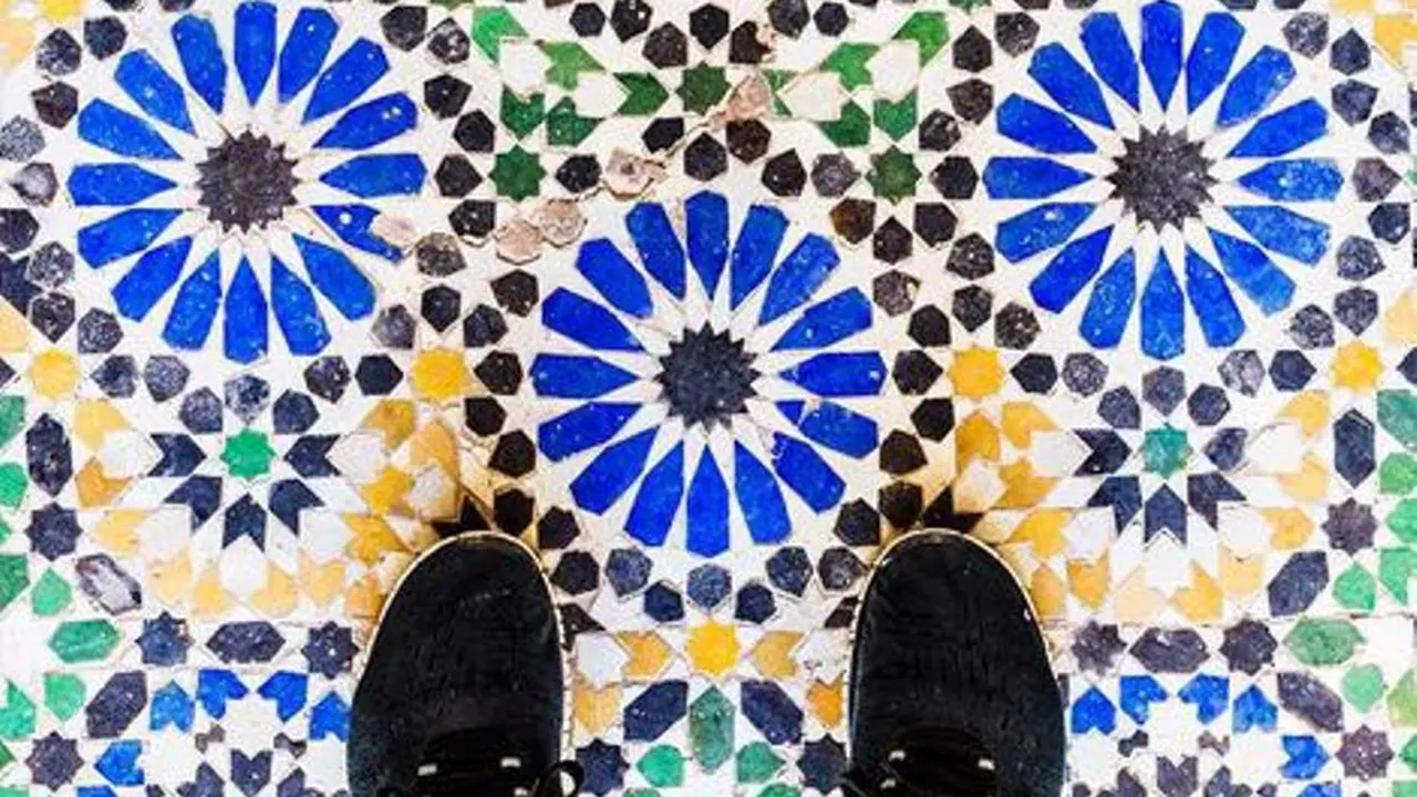 Akun Instagram Ini Tunjukkan Warna Paris di Bawah Sepatumu