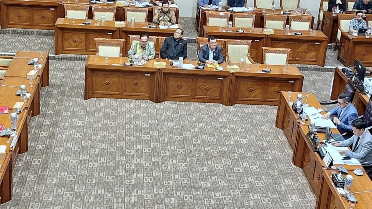 Rapat dengar pendapat Majelis Kehormatan Mahkamah Konstitusi (MKMK) dan Komisi III DPR RI terkait polemik laporan Hakim MK Adies Kadir di Kompleks Parlemen, Senayan, Jakarta, Rabu (18/2/2026).