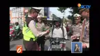 Satlantas dan Dishub Jember hadiahi nasi bungkus untuk pelanggar yang kedapatan merokok sambil kendarai motor.