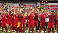 Para pemain Swiss memberi hormat kepada para supporter  setelah memenangkan adu penalti dalam pertandingan sepak bola babak 16 besar Piala Dunia antara Swiss dan Kolombia di Vancouver, British Columbia, Selasa, 7 Juli 2026. (AP/ The Canadian Press/ Ethan Cairns)