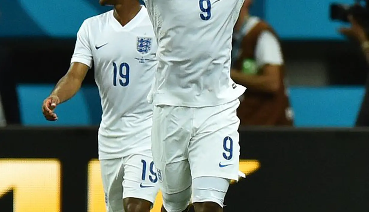  Penyerang Inggris Daniel Sturridge merayakan golnya dengan selebrasi menatap langit saat Inggris bertemu Italia, Amazonia Arena, Manaus, Brasil (14/06/2014) (AFP PHOTO/BEN STANSALL)