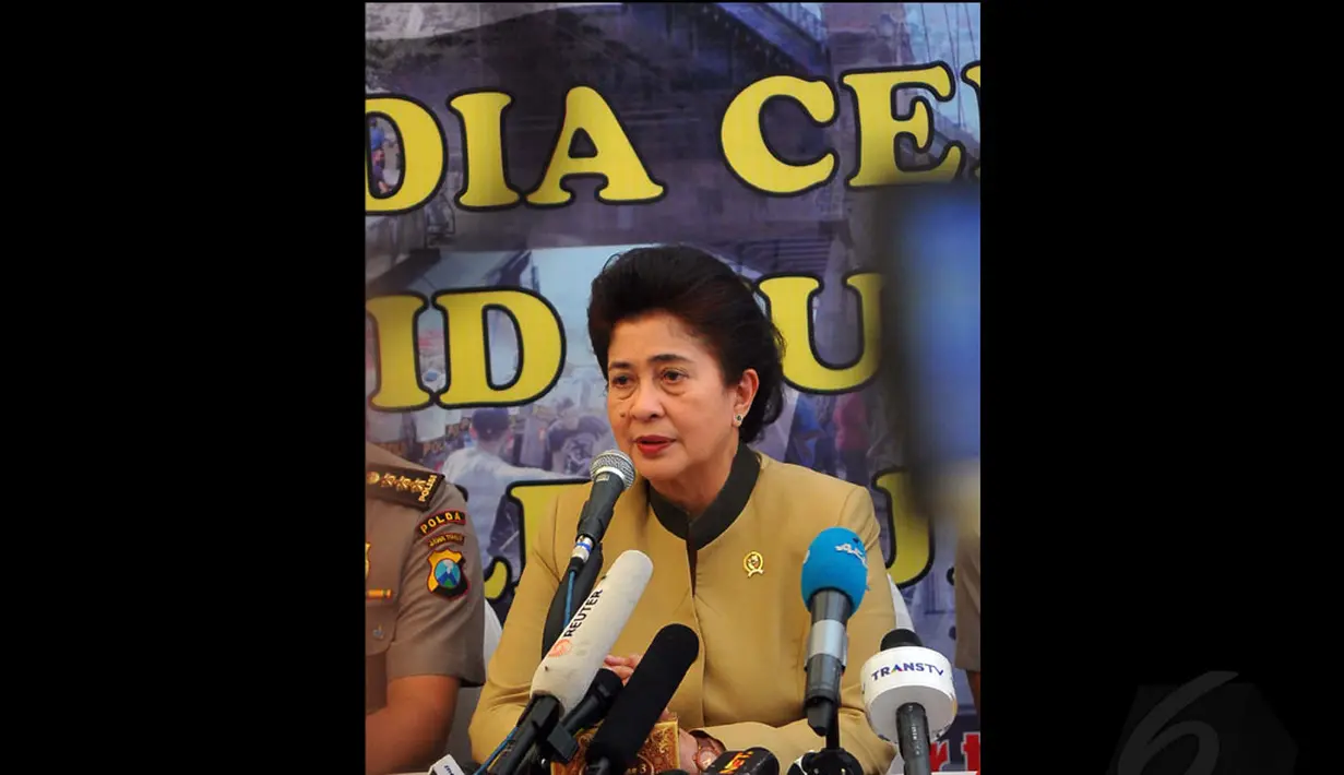 Menteri Kesehatan RI, Nila F Moeloek (tengah) memberikan keterangan pers di Posko Crisis Center di Mapolda Jawa Timur, Surabaya, Sabtu (3/1/2015). Kedatangan Nina Moeloek untuk bertemu dengan keluarga korban. (Liputan6.com/Johan Tallo)
