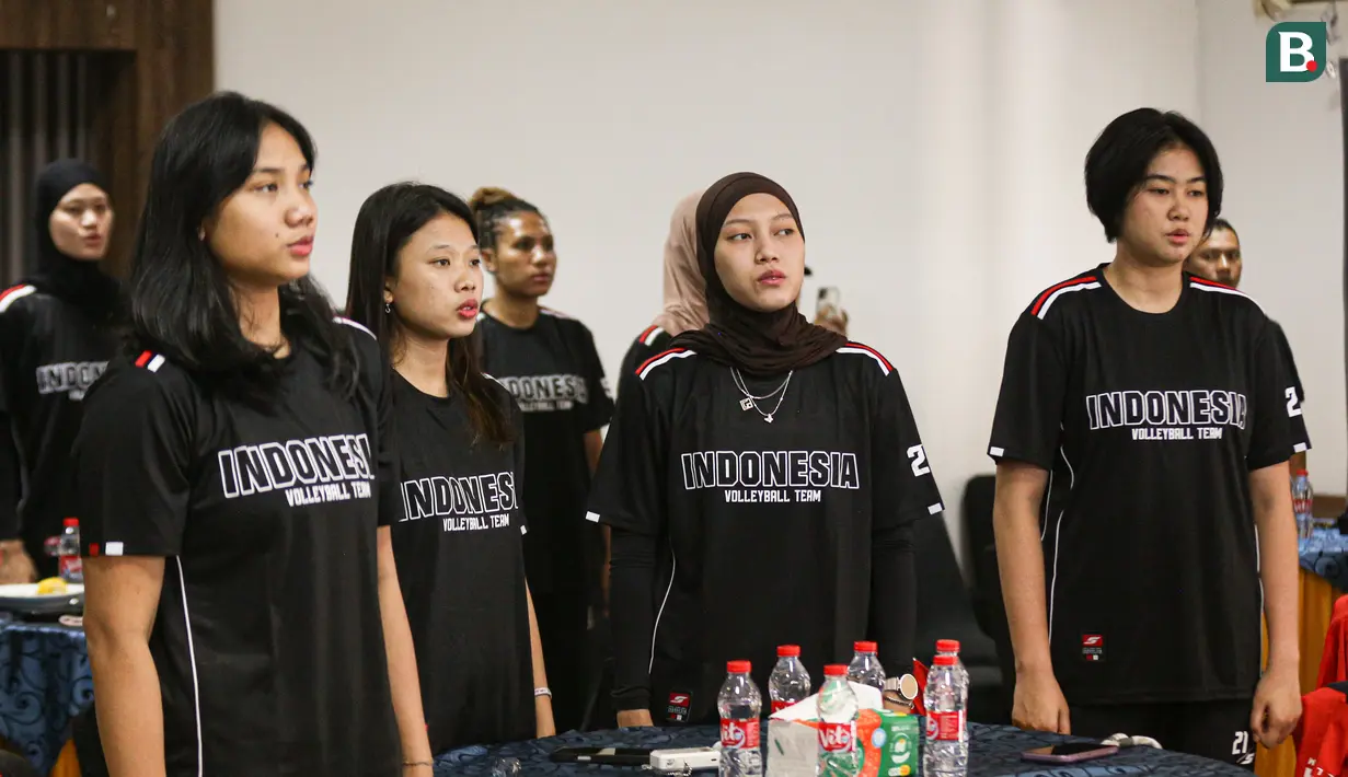 Pemain Timnas Voli Putri Indonesia pada upacara pelepasan untuk kejuaraan AVC Women's Volleyball Cup yang dilakukan di Padepokan Voli Jenderal Polisi Kunarto, Sentul, Selasa (2/6/2026).