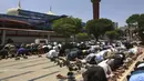 Umat muslim melaksanakan sholat Jumat selama bulan suci Ramadhan di sebuah masjid di Karachi, Pakistan, Jumat (23/4/2021). (AP Photo/Fareed Khan)