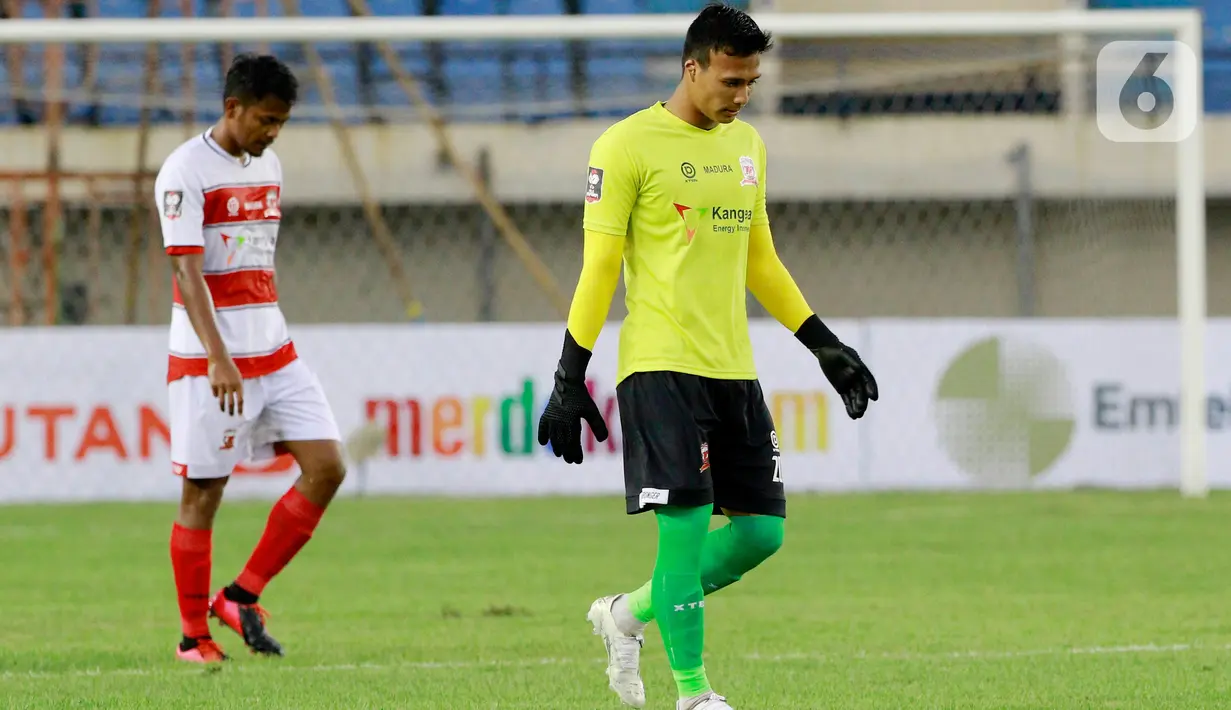 Kiper Madura United Muhammad Ridho saat kontra PSS Sleman pada Grup C Piala Menpora 2021 di Stadion Si Jalak Harupat, Bandung, Selasa (23/3/2021) sore WIB. Selepas turun minum, penjaga gawang asal Pekalongan itu memakai baju warna kuning hingga akhir pertandingan. (Bola.com/M Iqbal Ichsan)