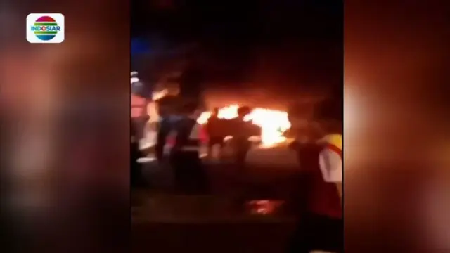 Sebuah mobil sedan milik pemudik di Bekasi, Jawa Barat, ludes terbakar di depan pos pelayanan mudik. 