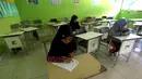 Seorang siswi melihat daftar siwa yang masuk pada hari pertama sekolah di SMP Negeri 6 Palu, Sulawesi Tengah, Senin (8/10). Pascagempa dan tsunami Palu, pihak sekolah melakukan pendataan untuk mengetahui jumlah siswa sekolah. (Liputan6.com/Fery Pradolo)