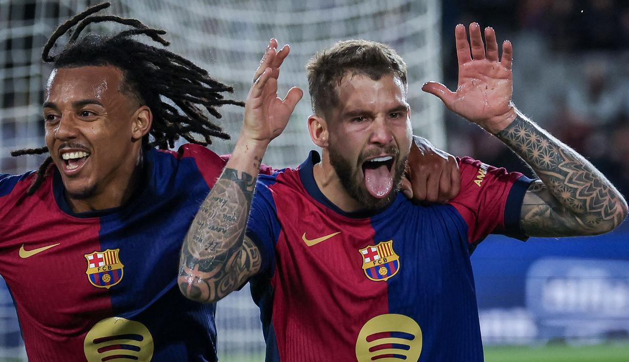 Pemain Barcelona, Inigo Martinez (kanan) melakukan selebrasi setelah mencetak gol ke gawang Atletico Madrid dalam laga leg 1 semifinal Copa del Rey 2024/2025 di Estadi Olimpic Lluis Companys, Barcelona, Rabu (26/02/2025) dini hari WIB. (AFP/Lluis Gene)
