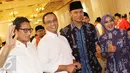 Pasangan Cagub dan Cawagub DKI Jakarta Anies-Sandiaga bersama Agus-Sylviana saat menghadiri rapat pleno terbuka penetapan Cagub dan Cawagub DKI Jakarta, Senin (24/10). (Liputan6.com/Immanuel Antonius)
