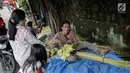 Pedagang melayani pembeli kulit ketupat di Pasar Palmerah, Jakarta, Senin (2/6/2019). Jelang lebaran penjualan kulit ketupat mulai ramai, omsetnya melonjak hingga 10 kali lipat. (Liputan6.com/Faizal Fanai)