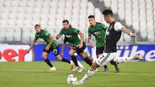 Striker Juventus, Cristiano Ronaldo, melepaskan tendangan penalti ke gawang Atalanta pada laga Serie A di Allianz Stadium, Minggu (12/7/2020). Kedua tim bermain imbang 2-2. (Fabio Ferrari/LaPresse via AP)