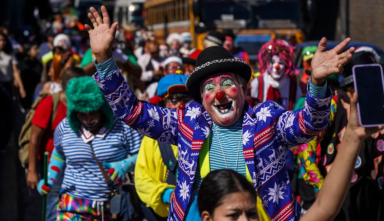 Perayaan ini sebagai penghargaan bagi para badut di El Salvador atas upaya mereka dalam menciptakan kegembiraan. (Camilo FREEDMAN/AFP)