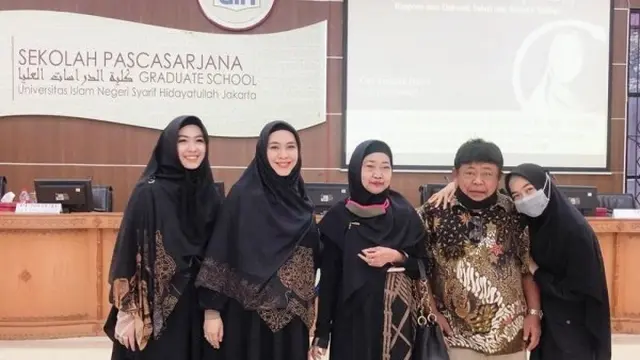 6 Momen Oki Setiana Dewi Raih Gelar Doktor, Tetap Semangat Meski Tengah Hamil Besar