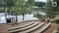 Anak-anak bermain di Taman Maju Bersama (TMB) Panjang Cipedak, Jagakarsa, Jakarta Selatan, Rabu (26/1/2022). Pembangunan 31 TMB tersebut diharapkan dapat mengendalikan banjir di Ibu Kota. (merdeka.com/Iqbal S. Nugroho)