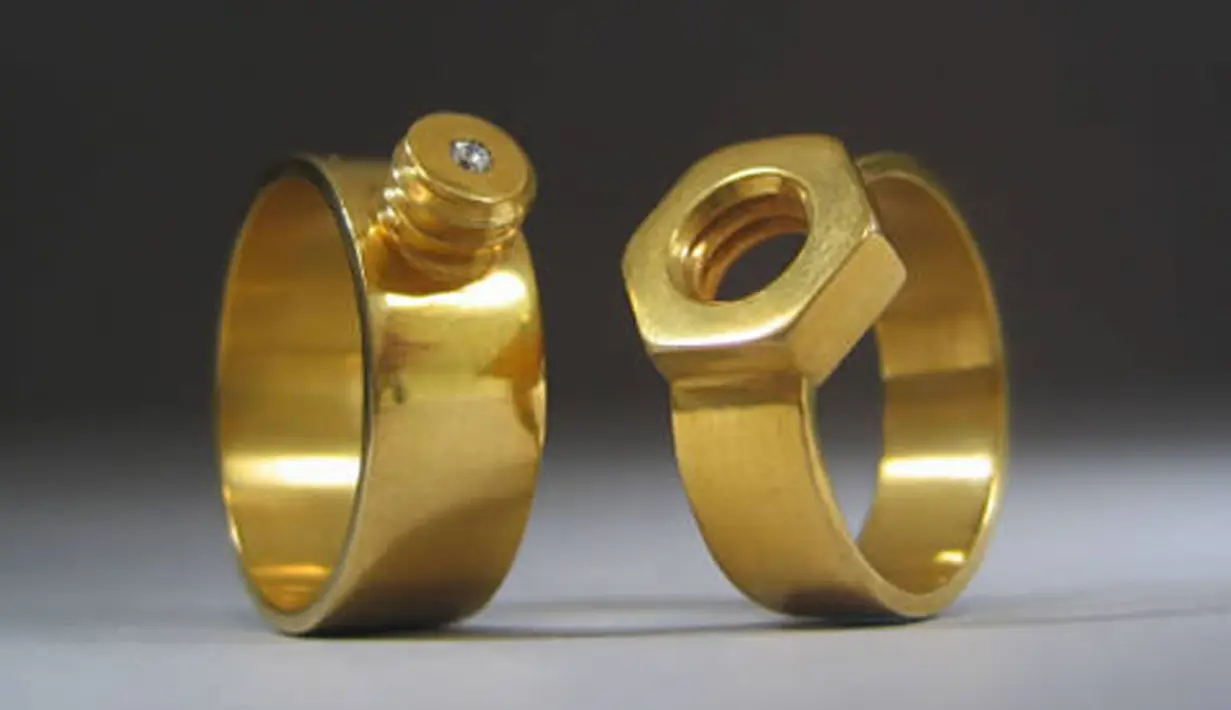 Sepasang cincin pernikahan ini dirancang dengan hiasan menyerupai baut, sehingga jika kedua cincin saling dihubungkan maka akan menjadi satu. (neatorama.com)