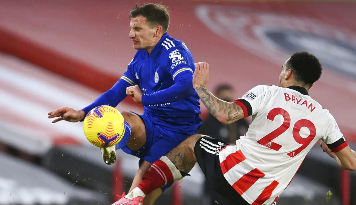 Pemain Leicester City, Marc Albrighton, berebut bola dengan pemain Sheffield United, Kean Bryan, pada laga Liga Inggris di Stadion Brammall Lane, Minggu (6/12/2020). Leicester City menang dengan skor 2-1. (Laurence Griffiths, Pool via AP)