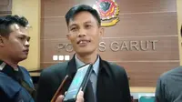 Kuasa hukum tersangka VN, salah satu pemeran Vina Garut, Budi Rahadian SH saat memberikan keterangannya di mapolres Garut (liputan6.com/Jayadi Supriadin)