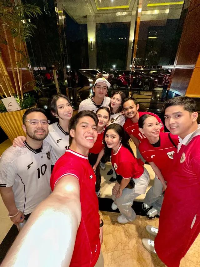 6 Gaya Couple Artis Saat Nonton Laga Indonesia vs China, Kompak Pakai Jersey Timnas, dari Al Ghazali-Alyssa hingga El Rumi-Syifa Hadju