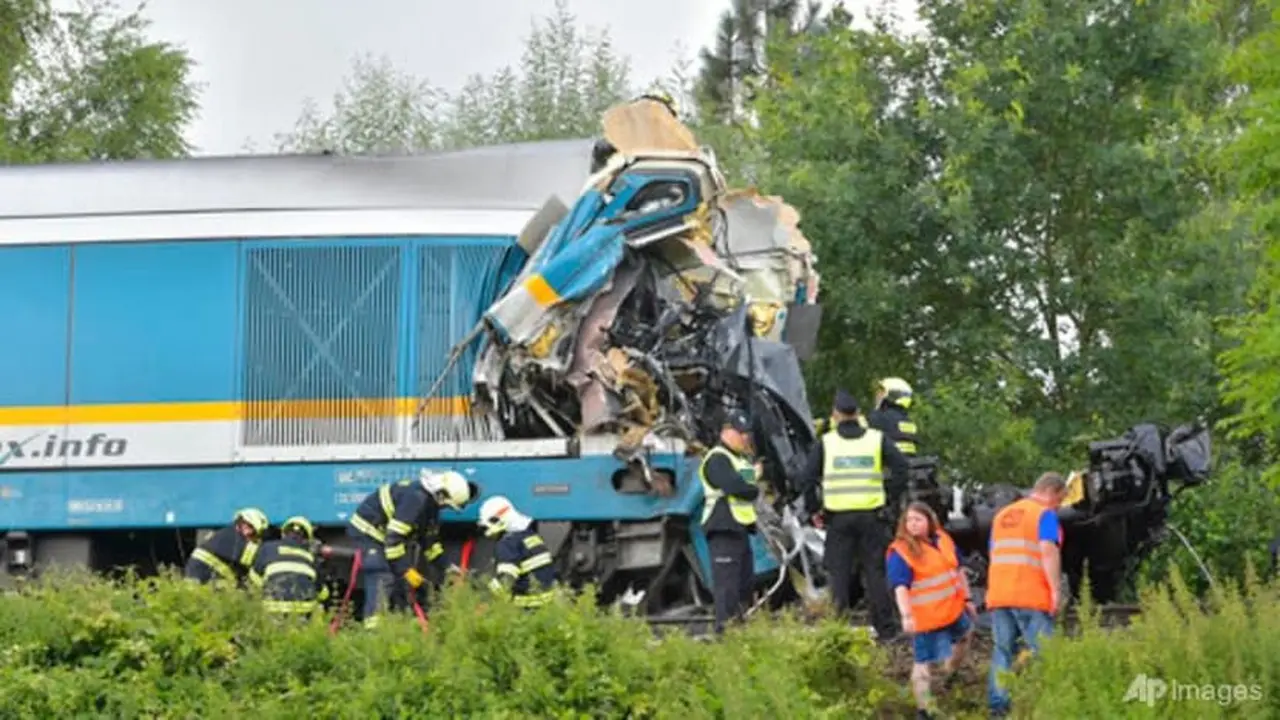 Kereta Western Express bertabrakan dengan kereta penumpang di dekat desa Milavce antara stasiun Domazlice dan Blizejov, Republik Ceko pada 4 Agustus 2021. (Foto: AP/CTK/Miroslav Chaloupka)