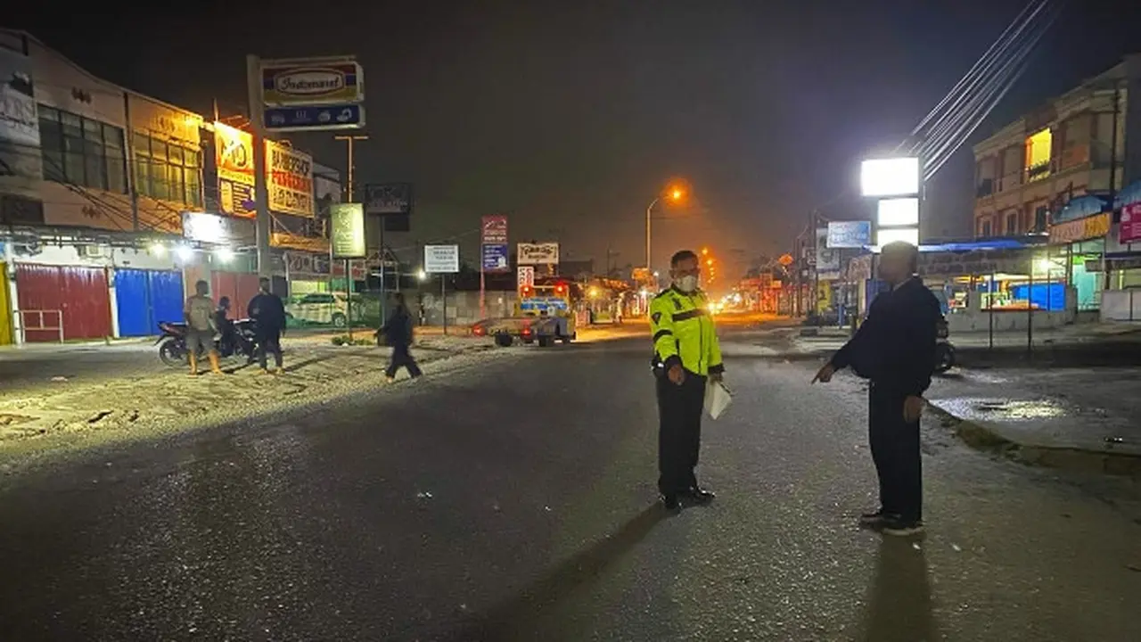 Personel lalu lintas Polresta Pekanbaru melakukan olah tempat kejadian perkara di lokasi jaksa tabrak lari warga.