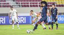 Pada menit kesembilan, Bajul Ijo mendapat hukuman penalti. Striker Carlos Fortes pun tampil sebagai eksekutor dan mengarahkan sepakan mendatar ke sisi kiri gawang Persebaya. (Bola.com/Bagaskara Lazuardi)