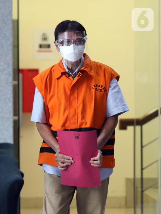 Mantan Direktur Teknik dan Pengelolaan Armada Garuda, Hadinoto Soedigno sebelum rilis penahanan di Gedung KPK, Jakarta, Jumat (4/12/2020). Hadinoto merupakan tersangka ketiga dalam kasus suap di Garuda. Sebelumnya KPK menetapkan Emirsyah Satar dan Soetikno Soearjo (Liputan6.com/Helmi Fithriansyah)