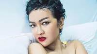 Kondisinya Lemah, Julia Perez Tetap Cetar Pakai Make Up