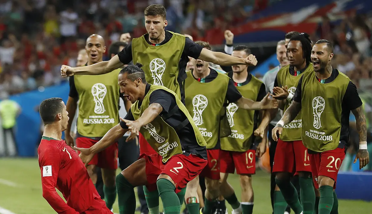 Bintang Portugal, Cristiano Ronaldo, merayakan gol yang dicetaknya ke gawang Spanyol pada laga Grup B Piala Dunia di Stadion Fisht, Sochi, Jumat (15/6/2018). Kedua negara bermain imbang 3-3. (AP/Francisco Seco)