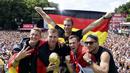 Empat penggawa Timnas Jerman berpose dengan trofi Piala Dunia saat selebrasi kemenangan di Berlin, (15/7/2014). (REUTERS/Alex Grimm/Pool)