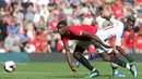 Gelandang Manchester United, Paul Pogba, berebut bola dengan striker Crystal Palace, Wilfried Zaha, pada laga Premier League di Stadion Old Trafford, Manchester, Sabtu (24/8). MU kalah 1-2 dari Palace. (AFP/Lindsey Parnaby)
