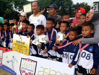 Menteri Sosial Agus Gumiwang saat mengunjungi dan menyaksikan sekaligus menutup Turnamen Asiana Cup IV di Jakarta, Minggu (14/10). Asiana Cup merupakan kegiatan turnamen tahunan yang diselenggarakan oleh Asiana Youth Soccer. (Liputan6.com/JohanTallo)