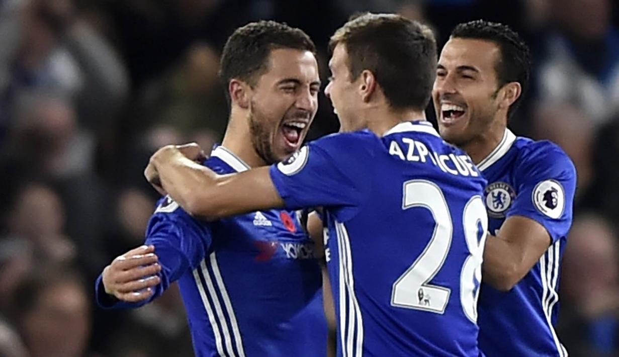 Para pemain Chelsea merayakan gol yang dicetak Eden Hazard ke gawang Everton pada laga Premier League di Stamford Bridge Stadium, Inggris, Sabtu (11/2016). Chelsea menang 5-0 atas Everton. (Reuters/Hannah McKay)