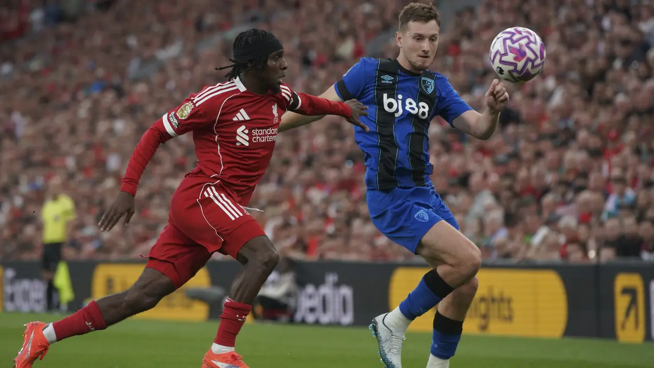 Jeremie Frimpong berebut bola dengan David Brooks di laga Liverpool vs Bournemouth di Anfield, Sabtu (16/08/2025) dini hari WIB. (AP Photo/Ian Hodgson).