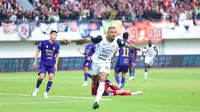 Persija Jakarta sukses mengungguli tuan rumah Persita Tangerang pada babak pertama pekan ke-19 Super League 2025/2026 di Stadion Indomilk Arena, Jumat (30/1/2026) sore WIB. Tampak Gustavo Almeida saat mencetak gol pertama tim. (Bola.com/M Iqbal Ichsan)