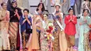 Sonia Fergina Citra dari Bangka Belitung melambaikan tangan usai terpilih sebagai Puteri Indonesia 2018 menyisihkan finalis Banten dan Kalimantan Barat pada malam pemilihan Puteri Indonesia 2018 di JCC, Jakarta, Jumat (9/3). (Liputan6.com/Herman Zakharia)