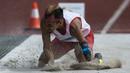 Atlet lompat jauh Indonesia, Settiyo Budi Hartanto, mendarat saat tampil pada cabang atletik nomor lompat jauh  T 45/46/47 Asian Para Games di SUGBK, Jakarta, Senin (8/10/2018). (Bola.com/Vitalis Yogi Trisna)