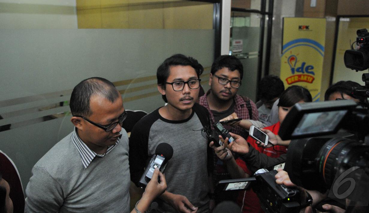  Koalisi Masyarakat Sipil memberikan keterangan pers saat mendatangi Gedung KPK, Jakarta, Selasa (18/5/2015). Kedatangan mereka adalah untuk menyerahkan daftar kandidat calon pimpinan KPK. (Liputan6.com/Herman Zakharia)