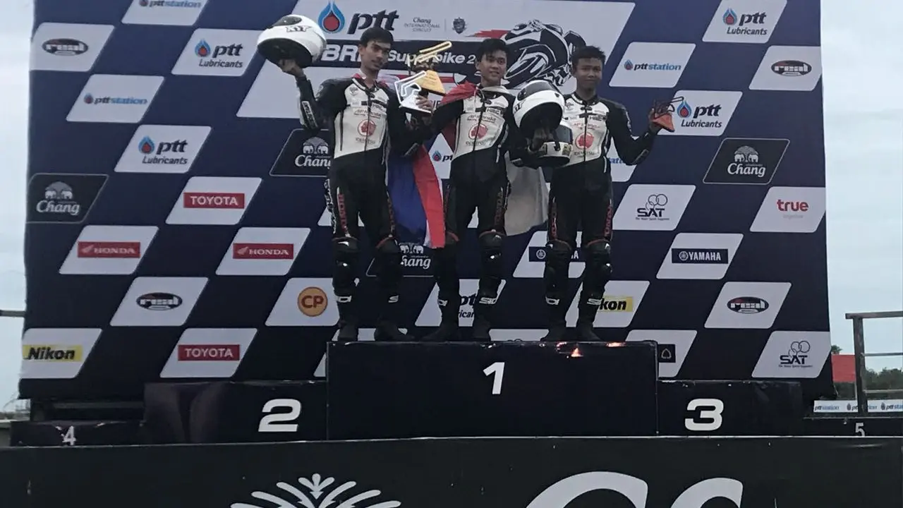 Dua pembalap Indonesia binaan Astra Honda Racing School (AHRS), Herjun Atna Firdaus dan Muhammad Hildan Kusuma, mendomimasi podium pada balapan pertama seri ketiga Thailand Talent Cup, Sabtu (14/7/2018)