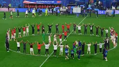 Para pemain dan anggota tim Turki merayakan kemenangan laga babak 16 besar Euro 2024 melawan Austria di Red Bull Arena, Leipzig, pada 2 Juli 2024 atau Rabu 3 Juli 2024 dini hari. (JOHN MACDOUGALL/AFP)