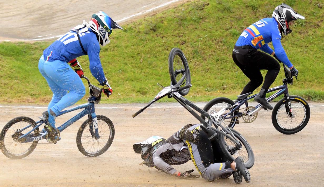 Pebalap sepeda BMX asal Latvia Kristens Krigers (tengah) terjatuh di perlombaan Final Men Elite dalam Piala Dunia Supercross BMX, di Bogota pada 29 Mei 2021. (Foto: AFP/Raul Arboleda)
