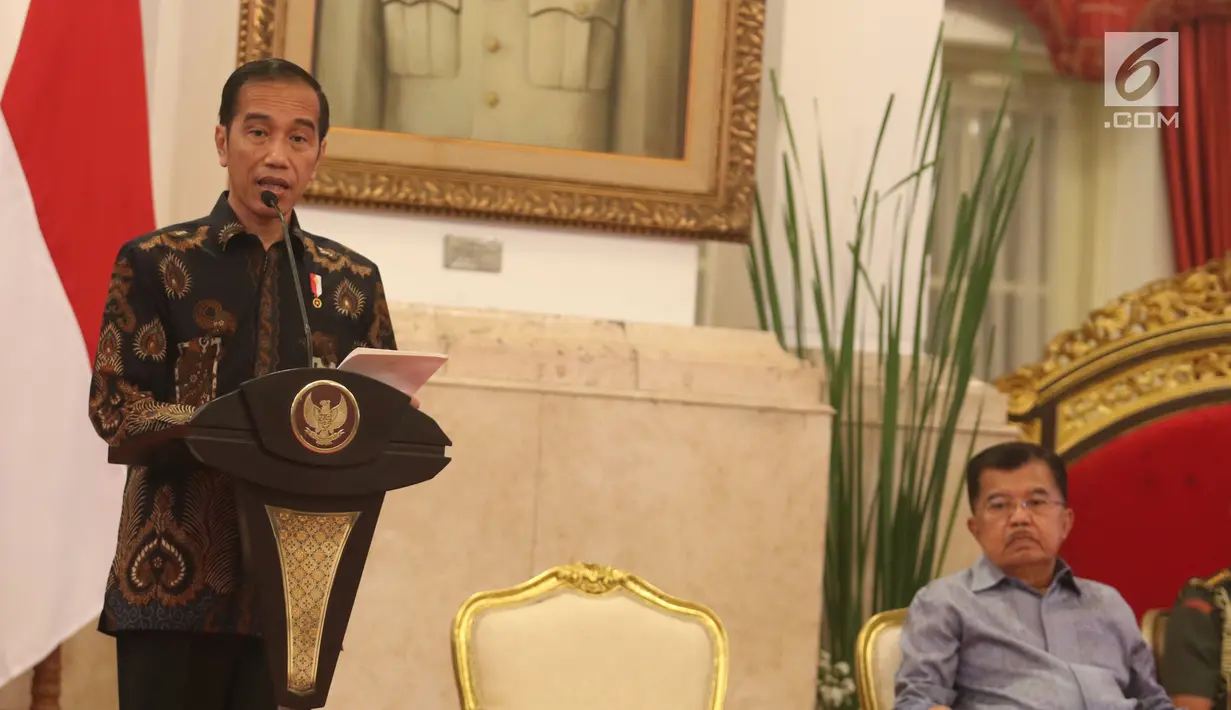 Presiden Joko Widodo saat memimpin rapat kabinet pariurna di Istana Negara, Jakarta, Selasa (16/10). Rapat kabinet pariurna tersebut membahas evaluasi penangan bencana alam. (Liputan6.com/Angga Yuniar)