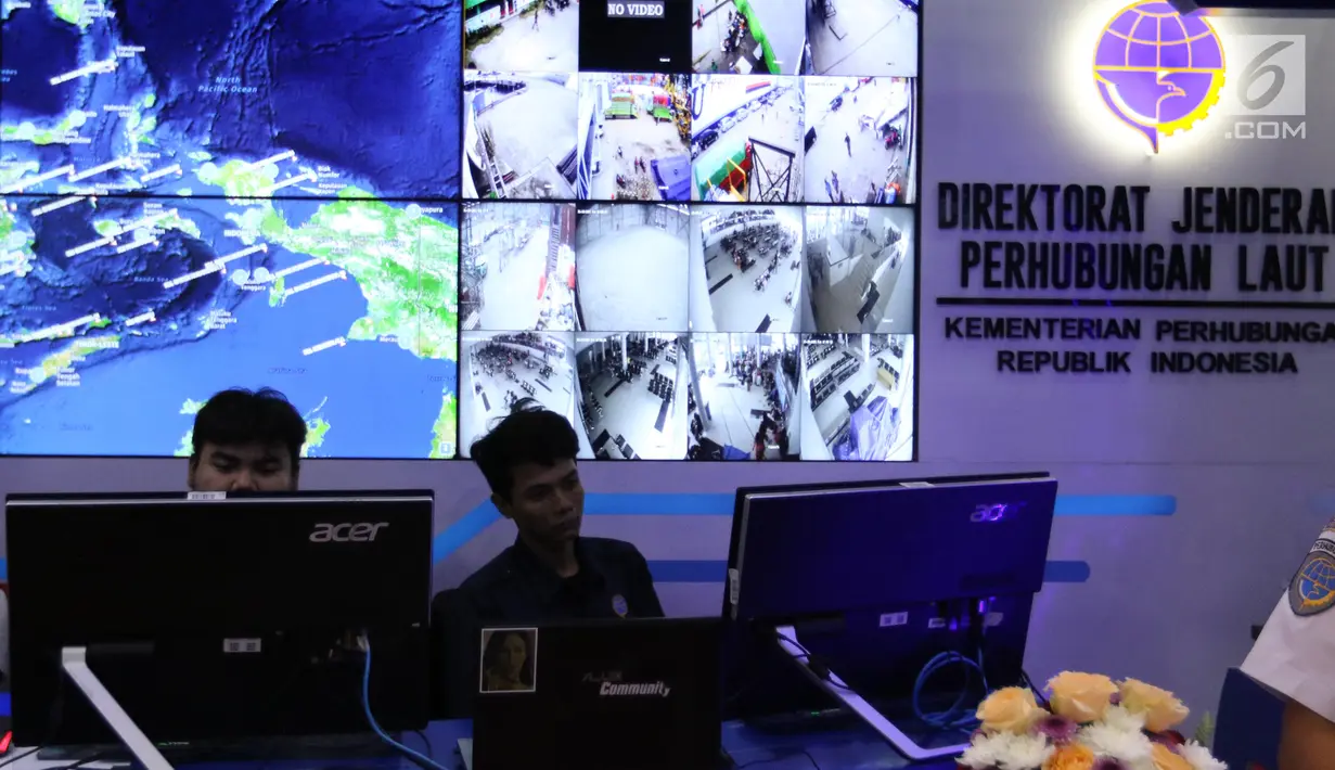 Petugas memantau CCTV jalur mudik di Posko Tingkat Nasional Angkutan Lebaran Terpadu 2019, Kantor Kemenhub, Jakarta, Selasa (28/5/2019). Posko tersebut diselenggarakan untuk memudahkan koordinasi antarinstansi dalam memantau arus mudik dan arus balik. (Liputan6.com/Angga Yuniar)